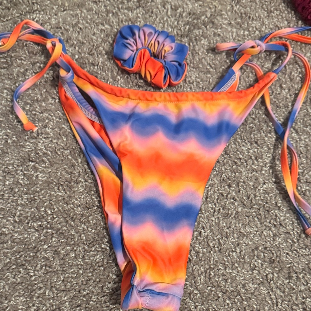 SHEIN Multicolor Tie-Dye Bikini Bottom with Scrunchie